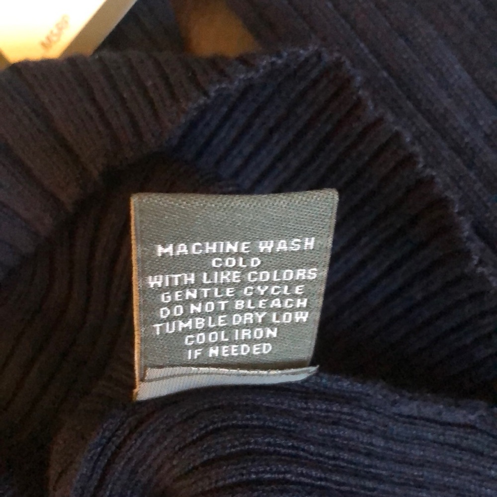 NWT off the shoulder navy sweater size M - Picture 7 of 7